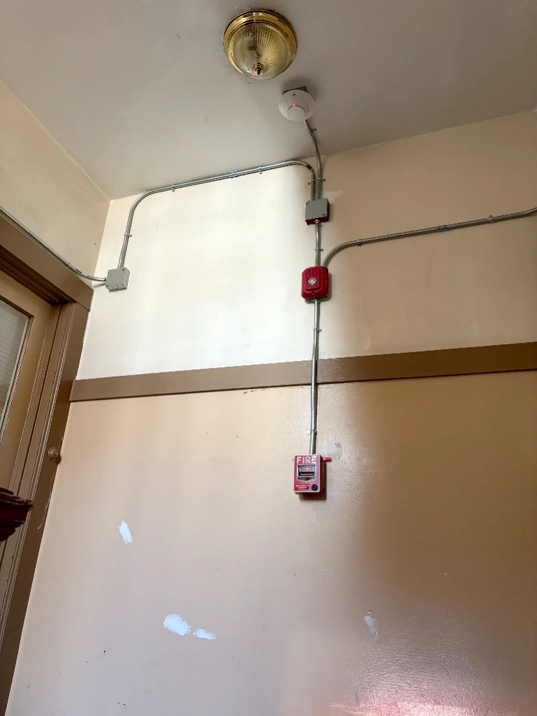 Fire-Lite manual pull station and horn strobe